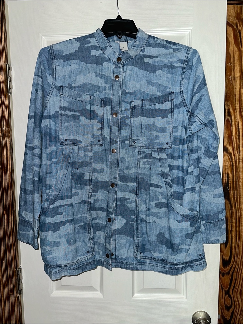 🩵DULUTH TRADING COTTON
BLUE DENIM CAMOUFLAGE UTILITY CARGO SHIRT JACKET SZ LARGE